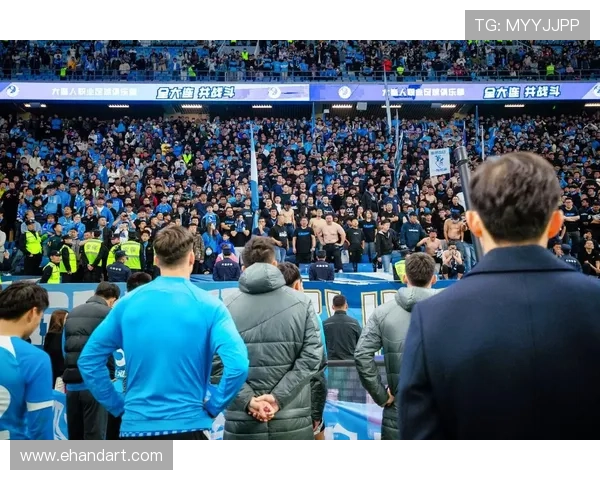 追忆绿茵传奇足球明星的光辉岁月相框艺术作品展示