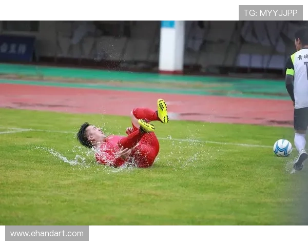 展博化身足球巨星精彩模仿秀引发热议球迷热情高涨